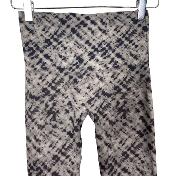 Spanx Look At Me Now Seamless Cropped Leggings Medium Gray Black Print Abstract - Picture 3 of 5